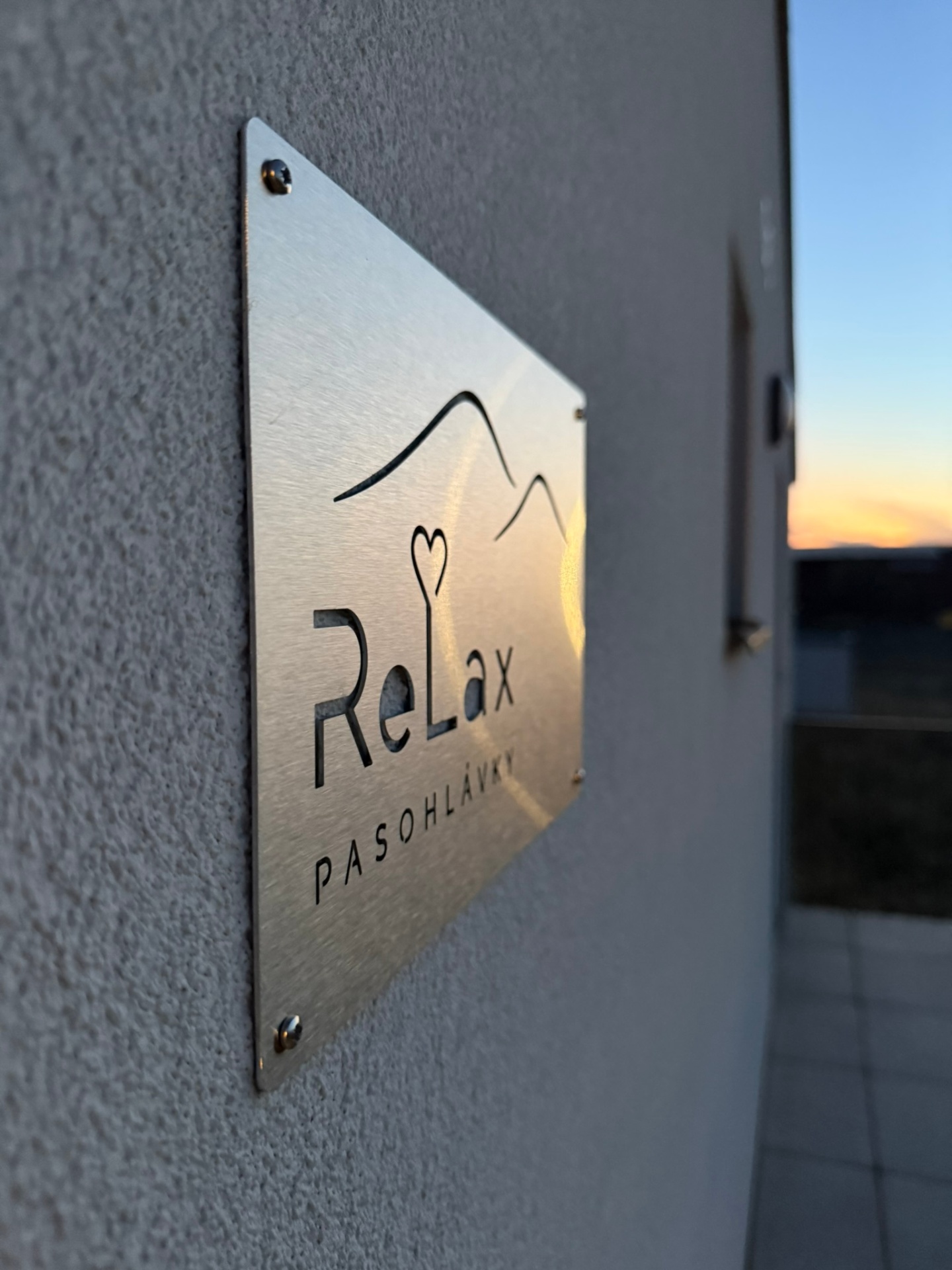 Cedule ReLax Pasohlávky při západu slunce